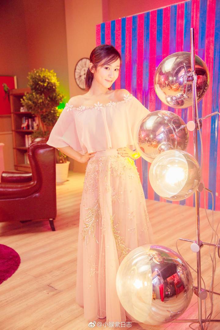 杨紫2017芭莎明星慈善夜