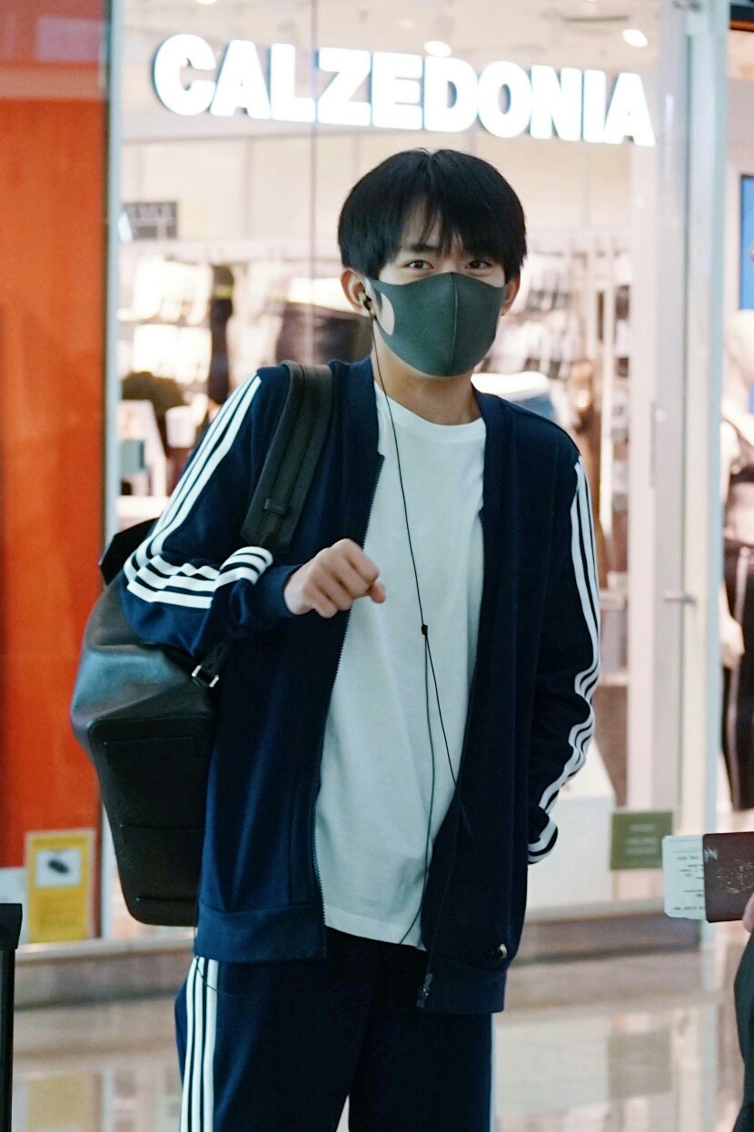 易烊千玺 #tfboys 机场饭拍 高清 帅气 时尚担当易烊千玺