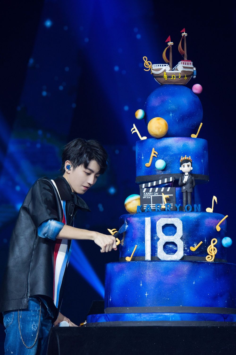 王俊凯18岁生日会 的大蛋糕