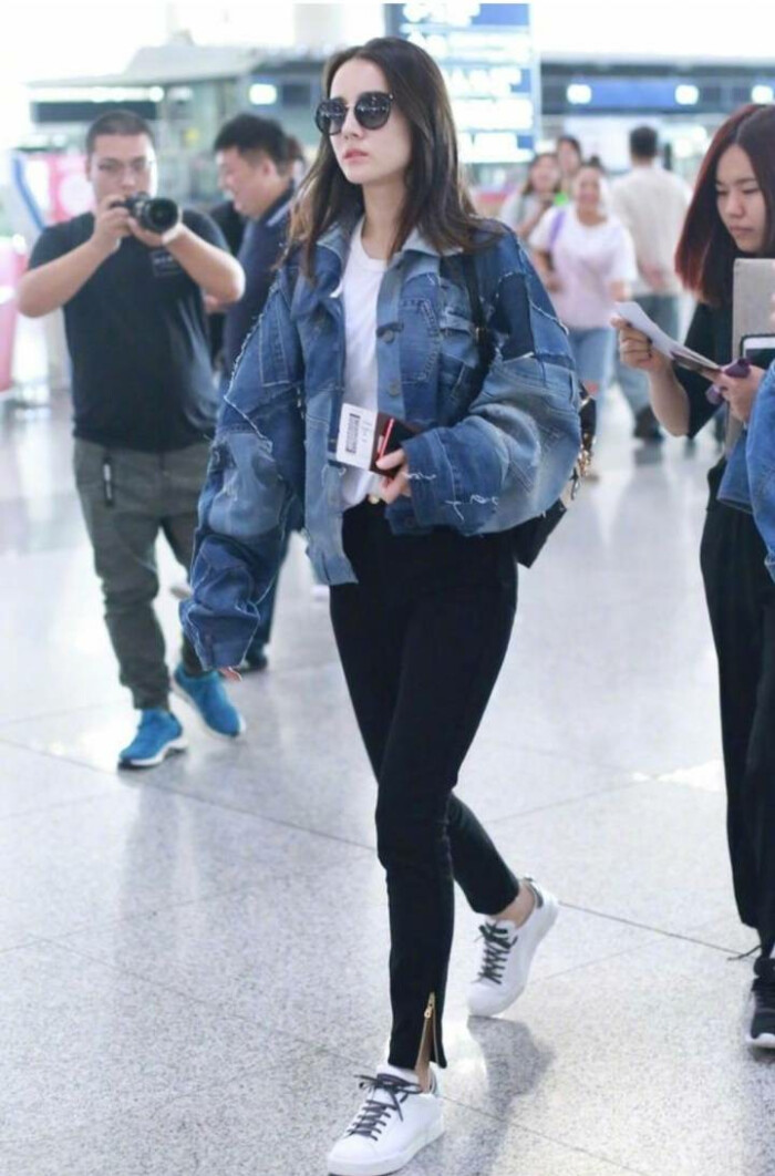 迪丽热巴 机场 私服