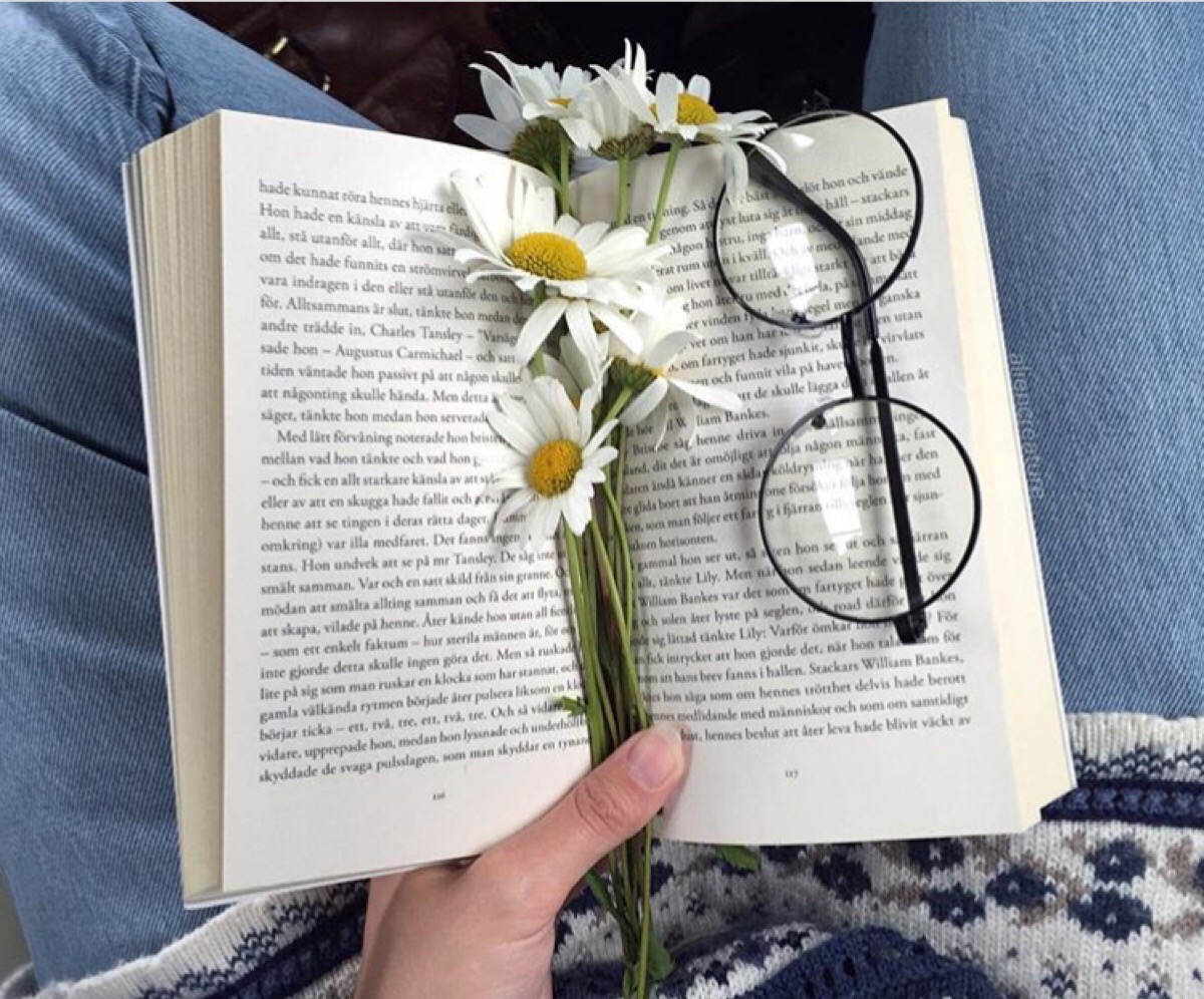 杯茶摆上一小束花和小蛋糕捧着一本书放一首舒缓的歌关于少女和书和花