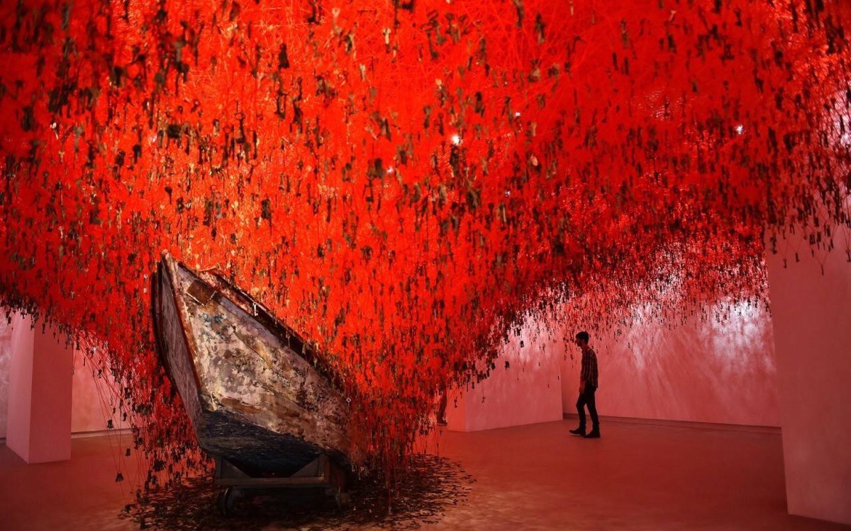 日本艺术家chiharu shiota装置作品《the key in the hand》由5万把