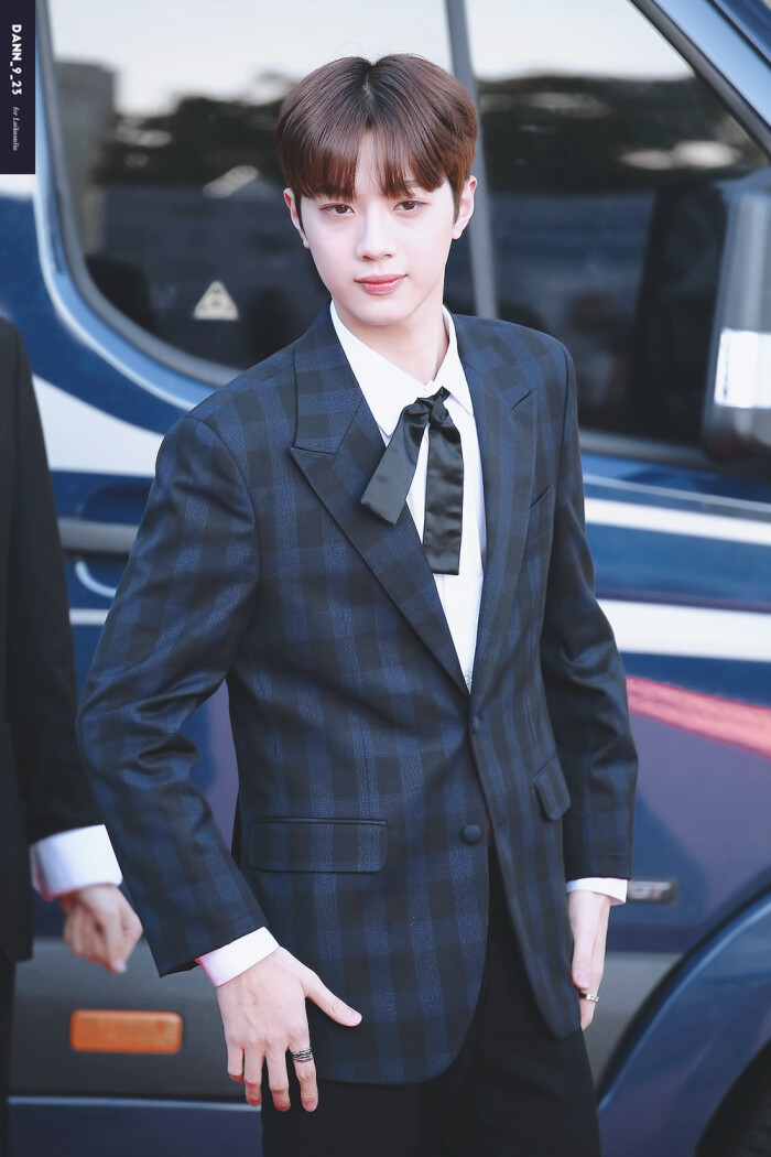 赖冠霖 wanna·one cr.logo