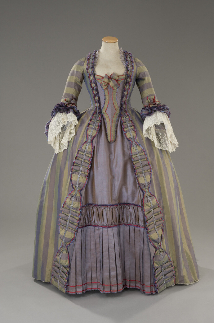 这件法式女袍算是很不错的,出自意大利古装百合片《罗莎和科妮莉娅》