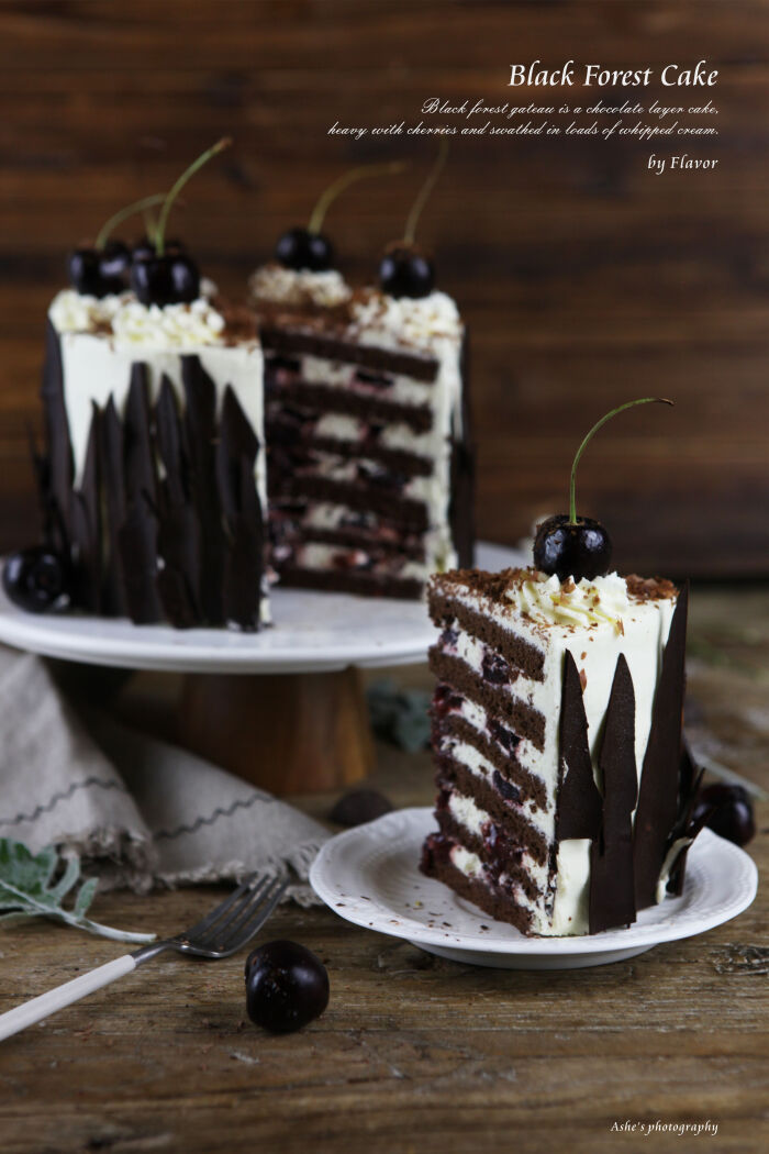 黑森林蛋糕是一种巧克力夹心蛋糕,上面缀满樱桃,裹有大量的泡沫鲜奶油
