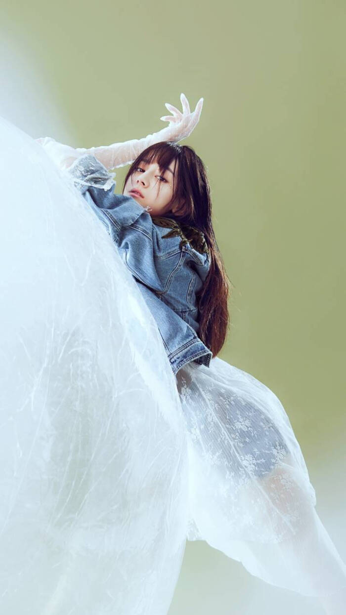 迪丽热巴,时尚杂志手机壁纸封面明星摄影-堆糖