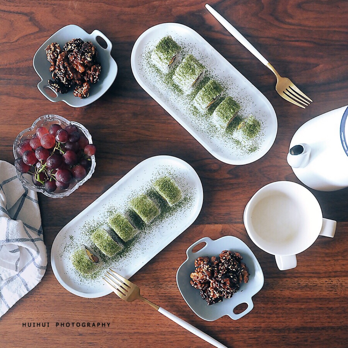 早安,今日早餐:海苔粉寿司 琥珀核桃 小葡萄 豆浆.