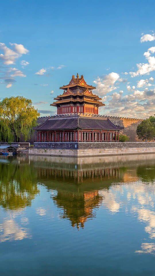 紫禁城角楼位于北京市,是一座四面凸字型平面组合的多角建筑,集精巧的
