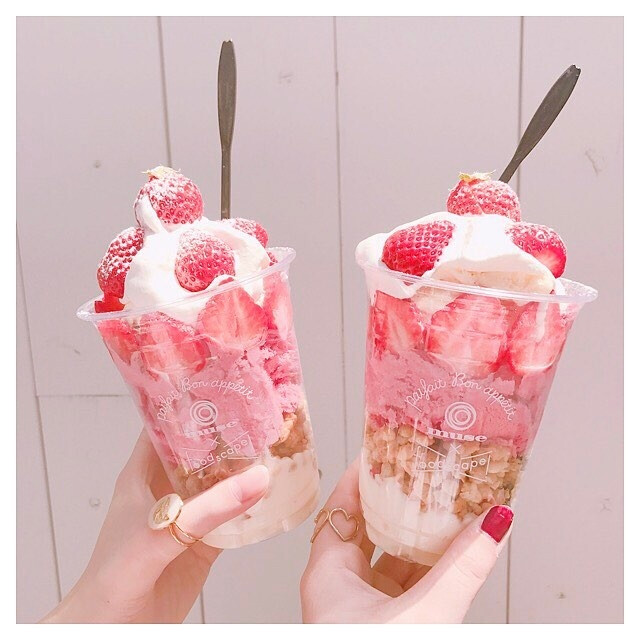 粉色系 可爱 ins风 日系 韩风 色彩 精致 配图 说说配图 吃 冰淇淋