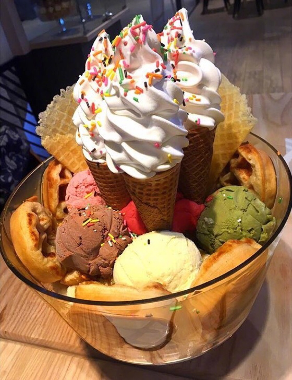 泰国曼谷 mo&moshi 甜品店推出的巨型冰淇淋