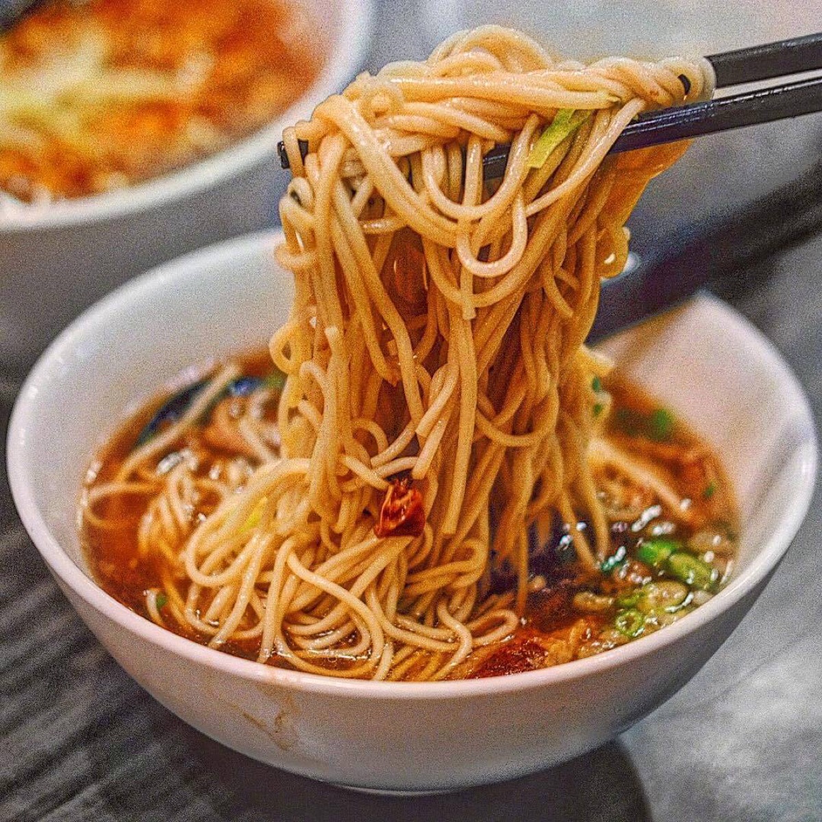 此刻想来一碗面 .