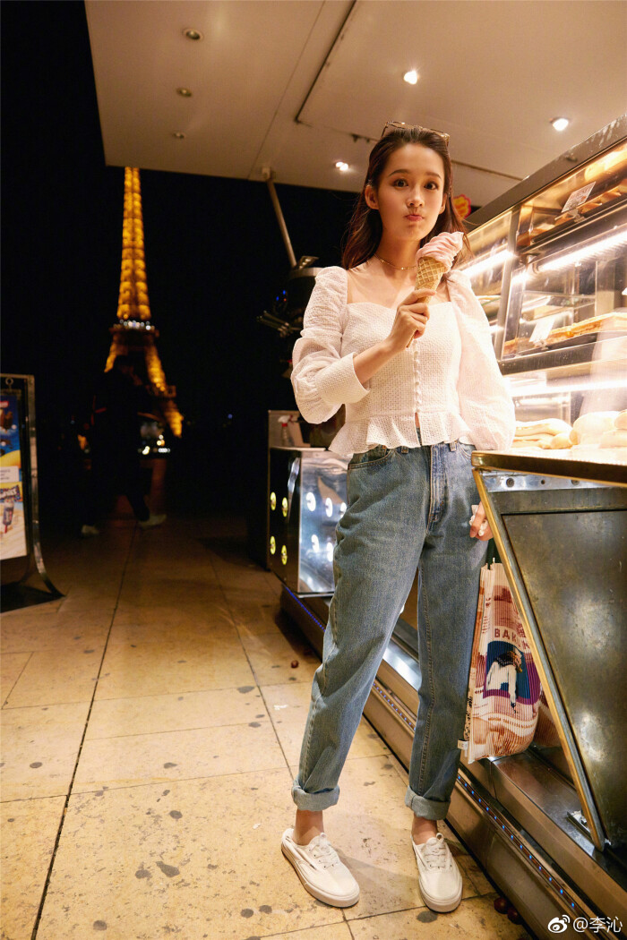 2017巴黎时装周十月街拍:李沁(休闲风 x 宫廷时尚,行走的"时髦甜心"