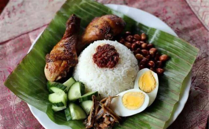 nasi lemak - 椰浆饭,可以说是新加坡的国民美食之一.