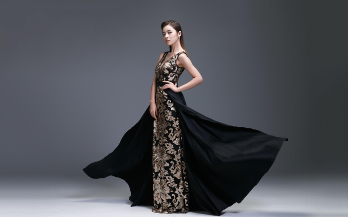 晚礼服-02—华为杂志锁屏模特身穿黑色晚礼服高贵典雅,飞扬的裙摆衬托