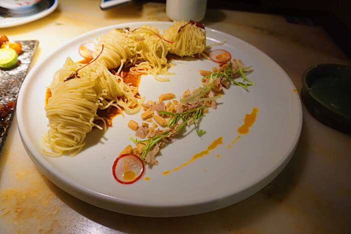 虫二酒肆,鸡丝凉面,摆盘不错,面条比较清爽.