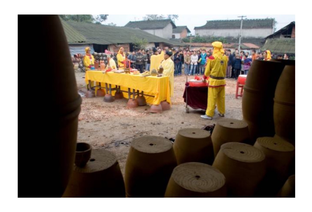 传说尧帝是陶的发明者,因而民间尊其为窑神,祭窑其实就是祭祀尧帝.