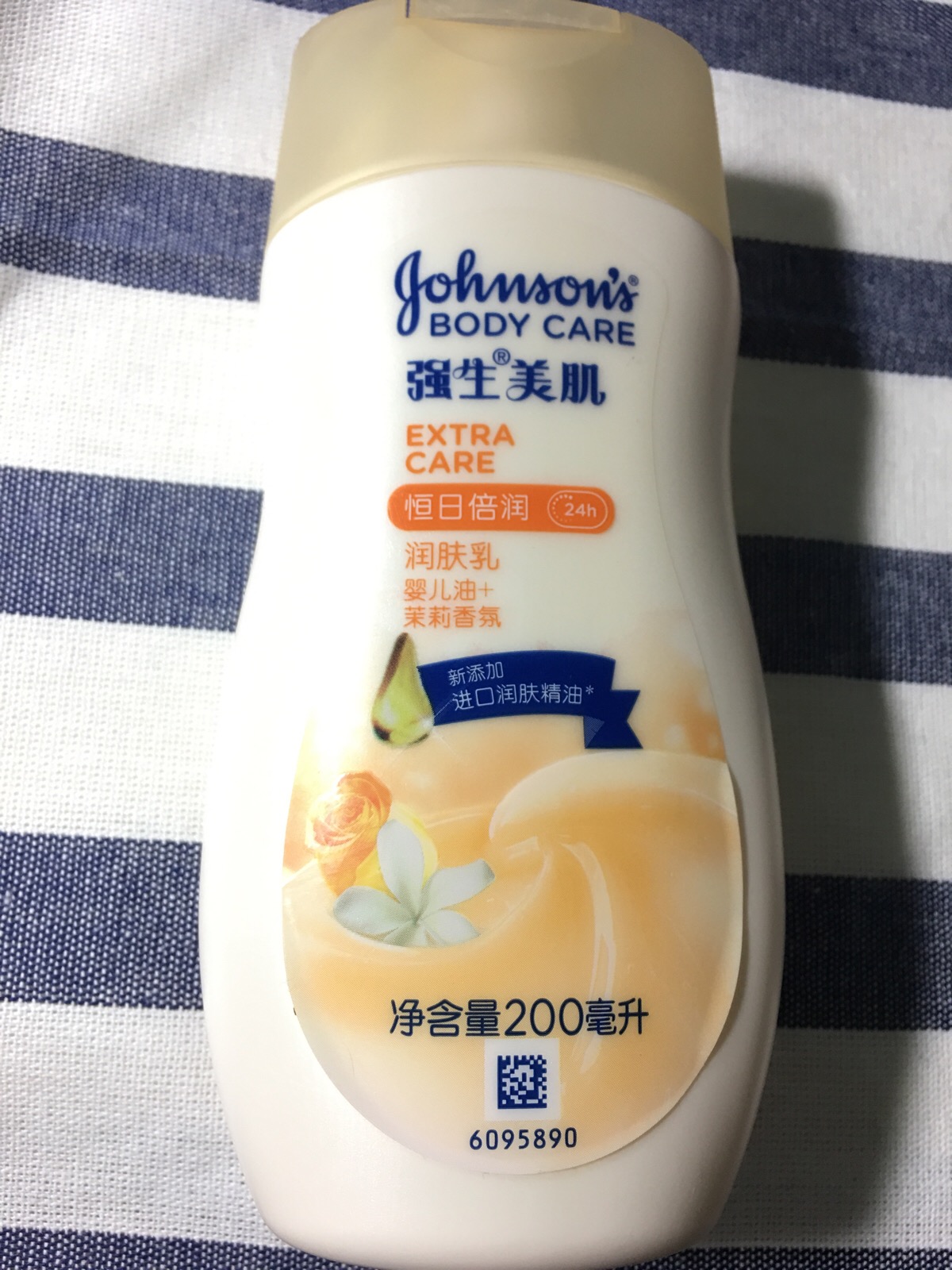 强生美肌身体乳 这个系列最喜欢的味道是蜜桃的 抹上去感觉就是个少女