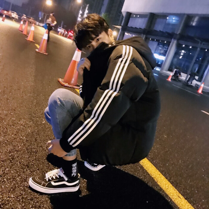 玩网男头男生头像无水印 〔你走后我站在窗前掏出一根烟 黑暗中只见