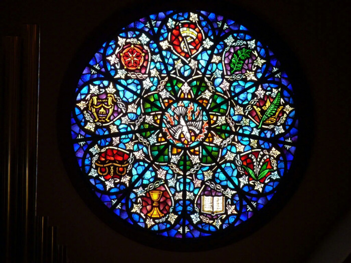 教堂中的圆形玻璃窗,指的是那些经过高度繁复设计的像多瓣的玫瑰花的