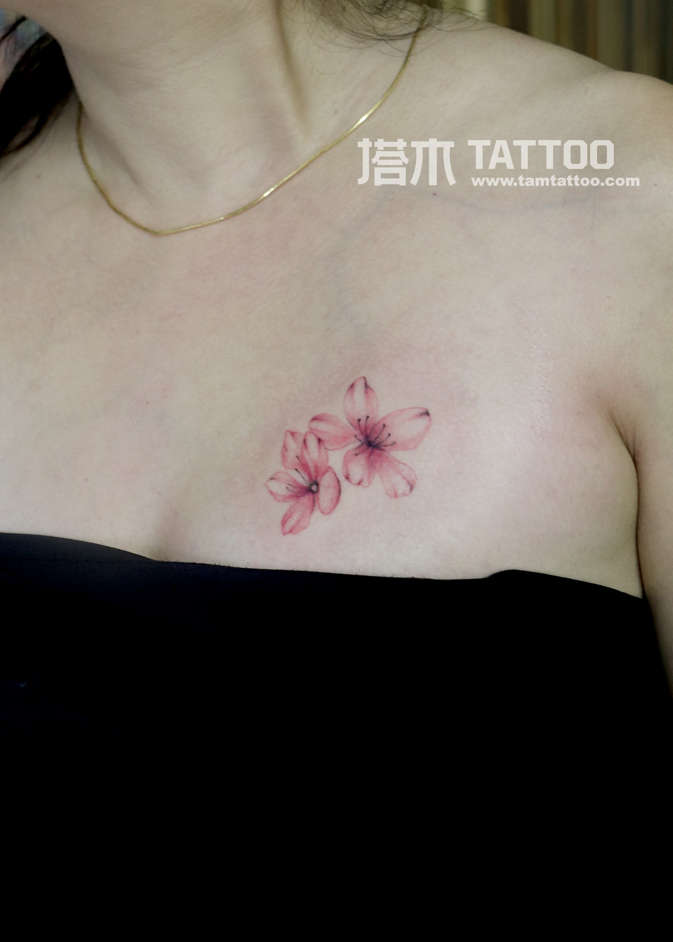 女孩小清新桃花纹身