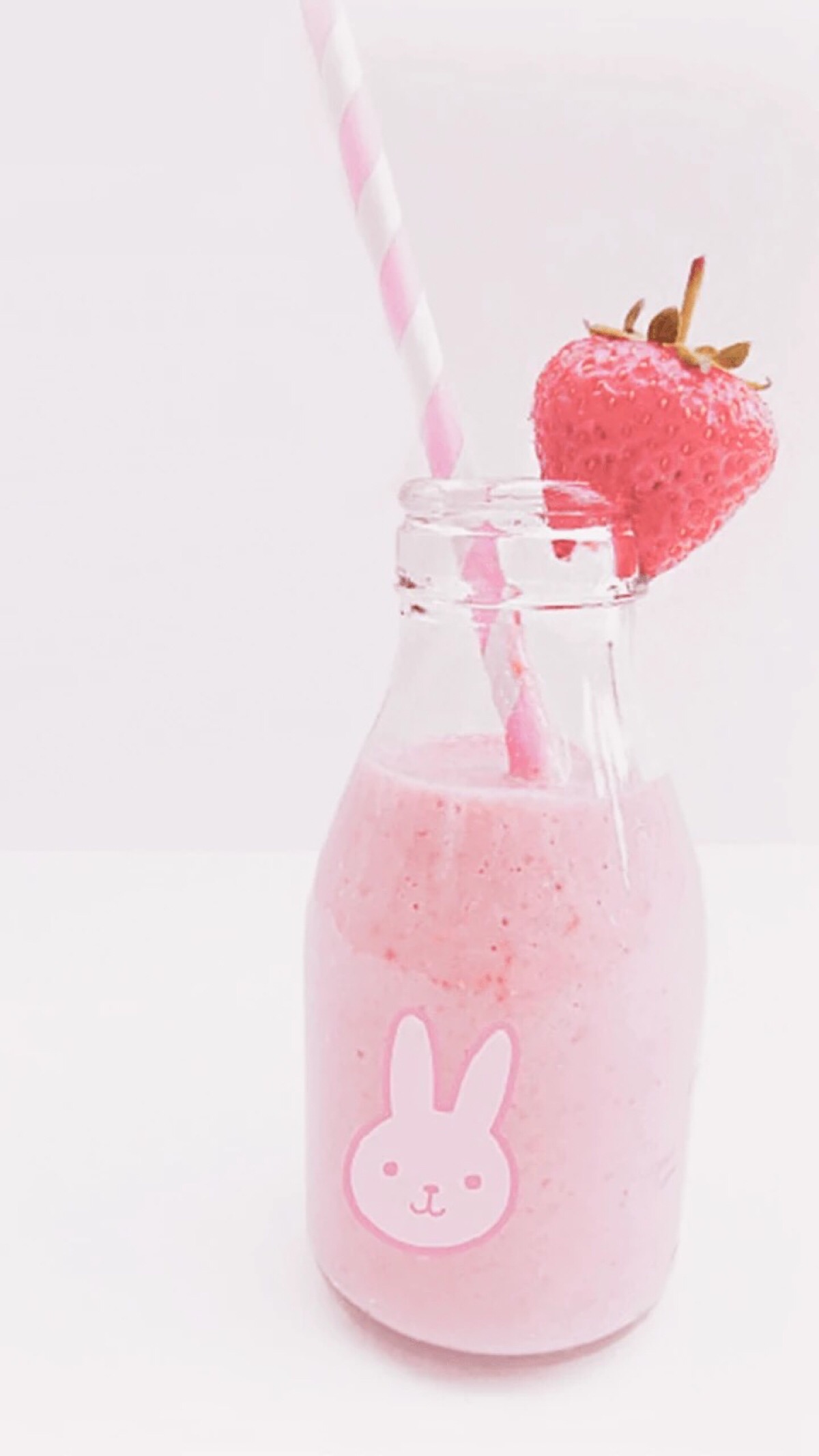 草莓兔子牛奶饮料玻璃瓶吸管壁纸少女心