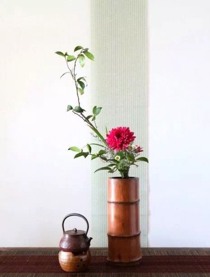 茶席插花常采用中国传统插花艺术,具有简洁,淡雅,小巧,精致等特点