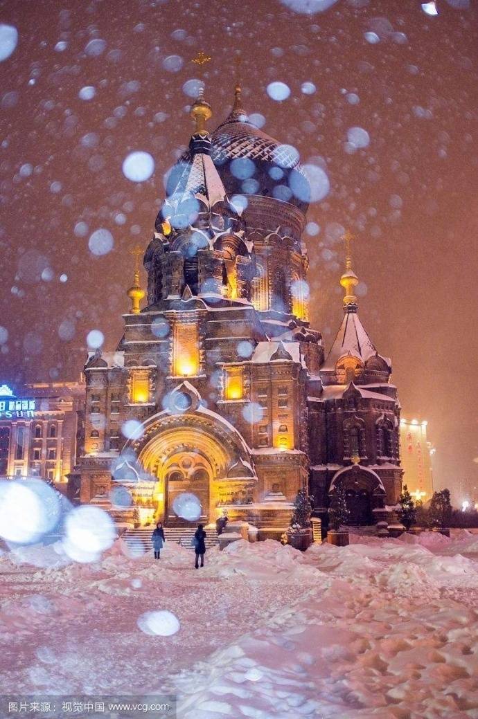 [cp]哈尔滨大雪纷飞的夜晚,漫步雪中,想想就很美! [/cp]