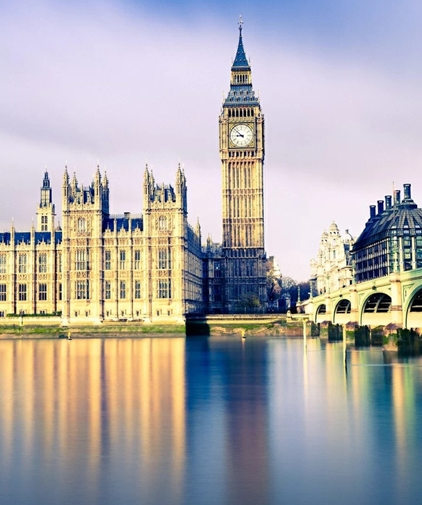伊丽莎白塔旧称大本钟,世界上著名的哥特式建筑之一,是伦敦的地标