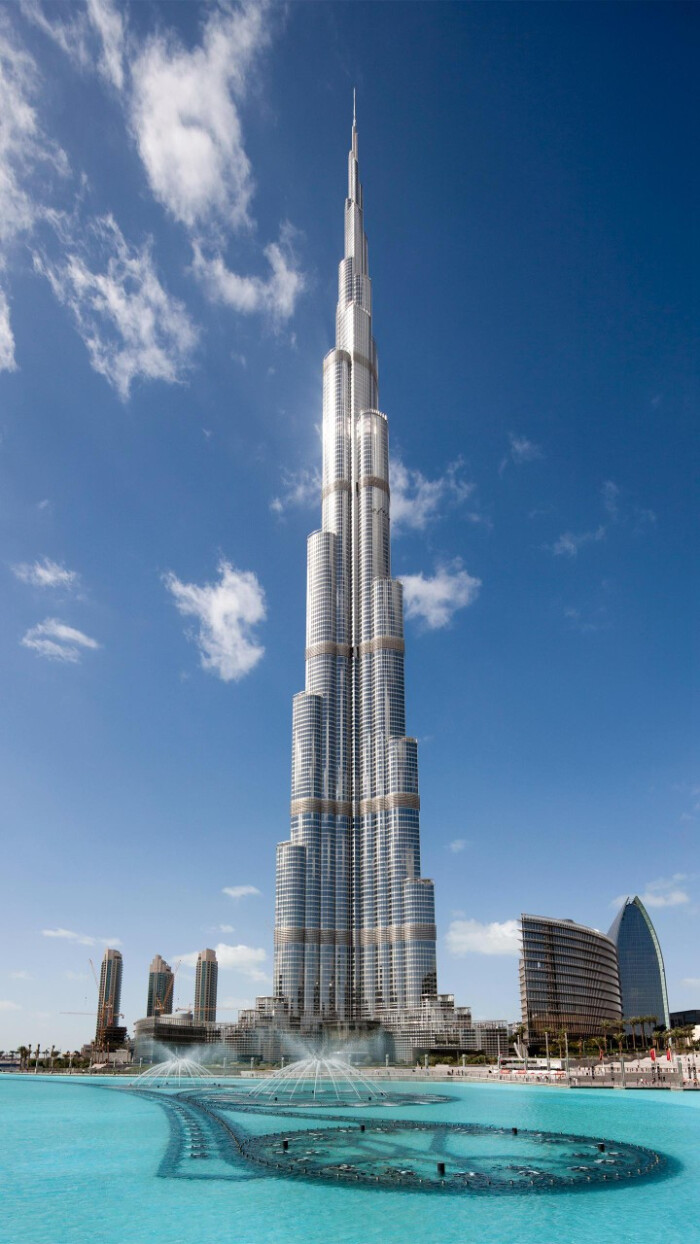 原名迪拜塔,高828米,是世界第一高楼与人工构造物,是迪拜的地标建筑.