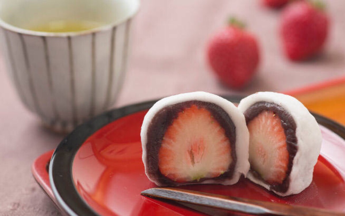 可当茶余饭后甜点的日式果子草莓大福,外层是软软的糯米皮,里面的馅料