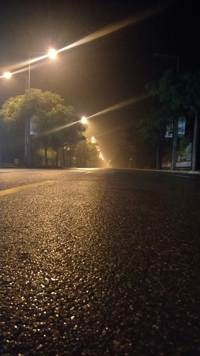 雨后的夜晚很清新.漫步街头,少了往日的噪…-堆糖