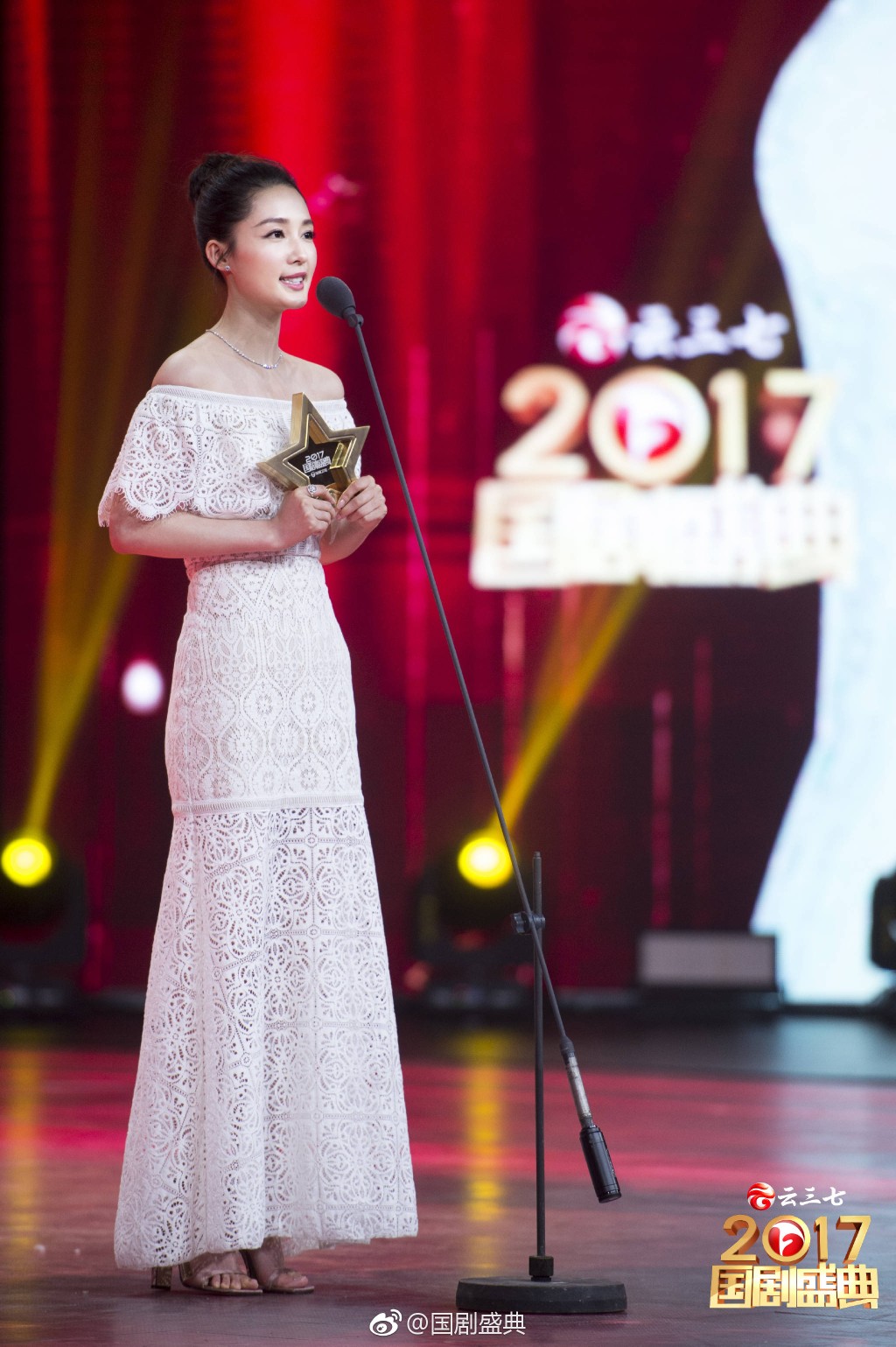 李沁2017安徽卫视国剧盛典,荣获"青春演绎偶像"奖项