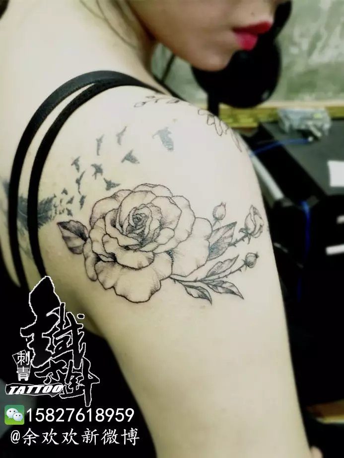 肩部个性花卉纹身小清新纹身女生纹身图案玫瑰 纹身蔷薇花纹身