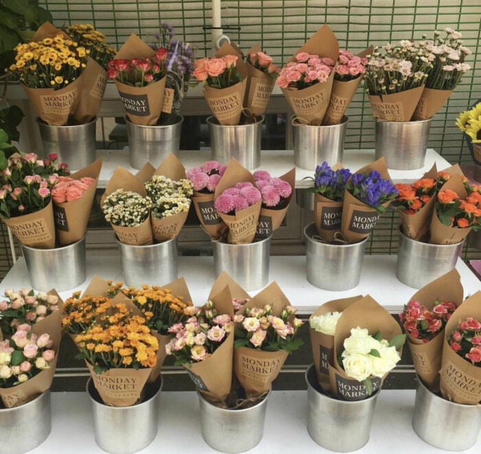 韩国街头经常都能撞见这样的花店 包装精美的小束鲜花 随意买几束装扮