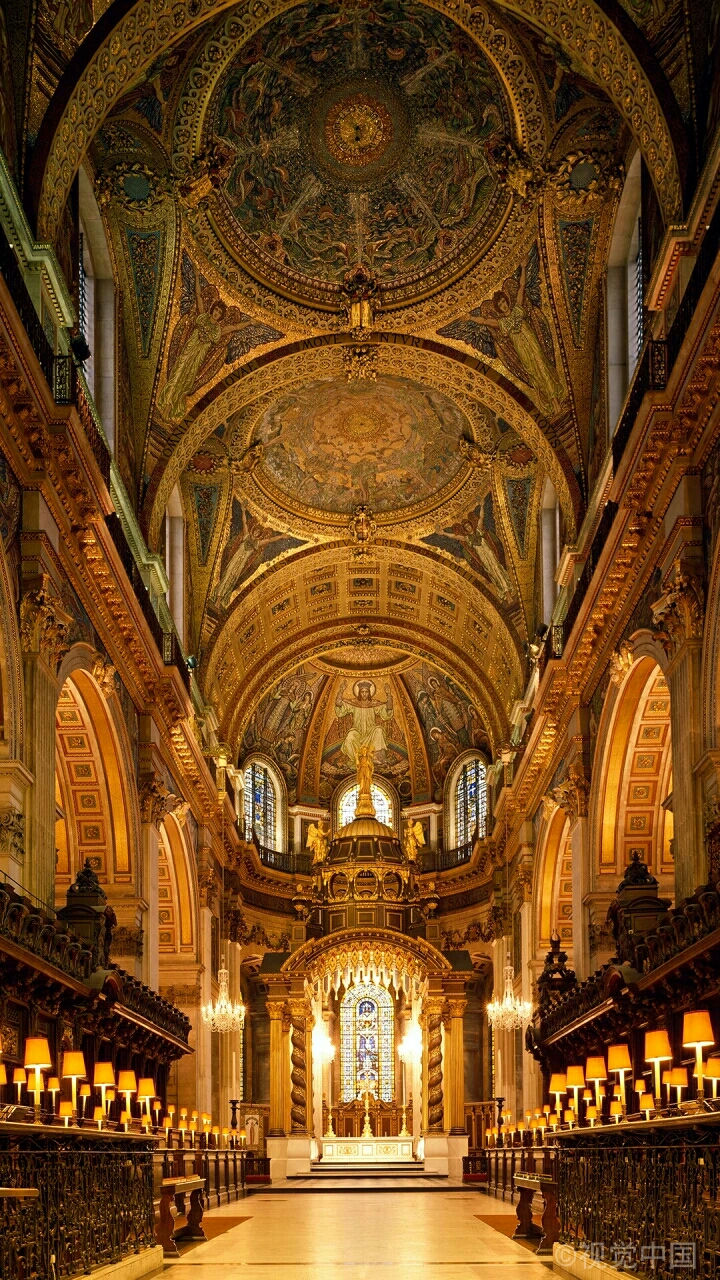 旅圣保罗大教堂属于巴洛克风格建筑的代表,以其壮观的圆形穹顶而闻名