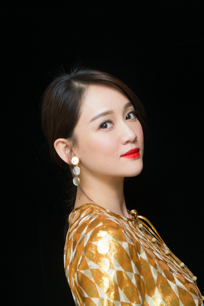 【陈乔恩】金色连衣裙魅力四射,搭配白色圆形贝母耳坠与明媚金色完美