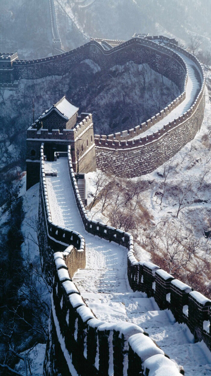 白雪皑皑的长城,仿如身披银装的隐士,隐藏了那份威严,俨然变成一幅