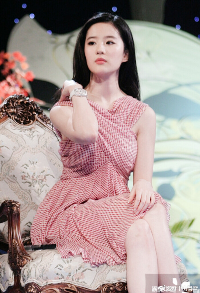 2009年6月2日,刘亦菲做客湖南卫视《背后的故事》节目,一袭粉色连衣裙