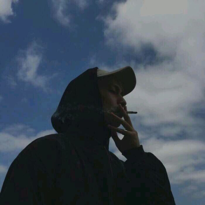 欧美男头 暗色调 抽烟 影子 蓝天 by这个小哥哥有点酷?