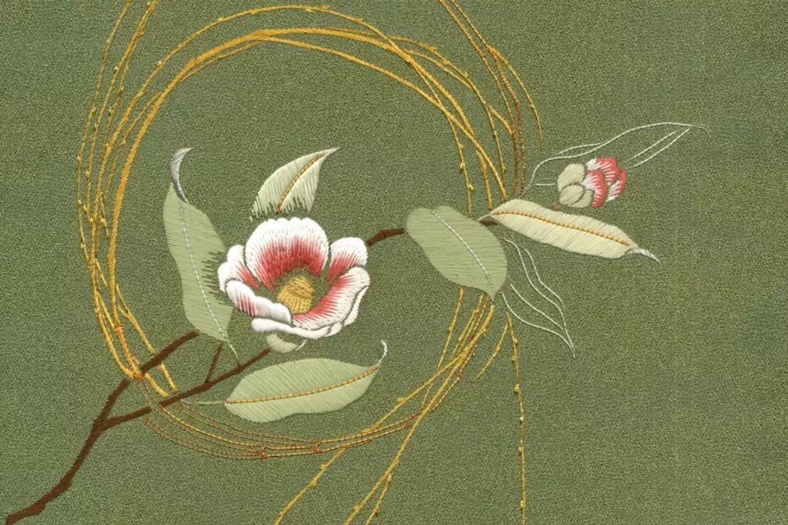 日式刺绣中最常用的技法,用平行的绣线表现图案,如图中椿花的叶子部分