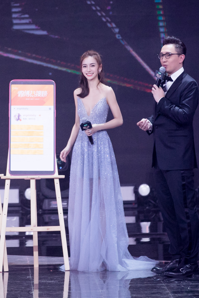 angelababy 亮相2018微博之夜红毯