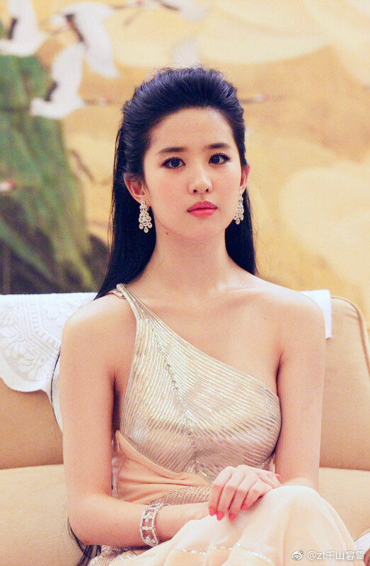 刘亦菲 2010年8月2日,北京,电影《恋爱通告》在人民大会堂举办了电影