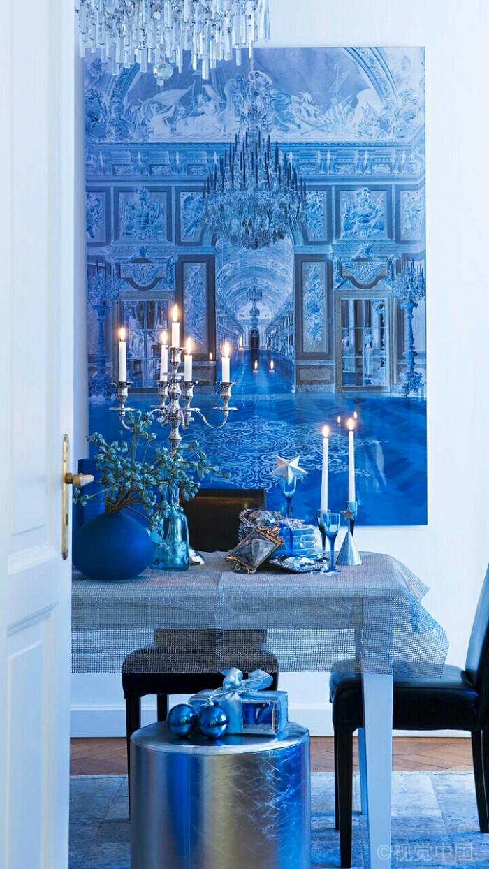这样的蓝很高级不仅是餐具,摆件使用了统一的蓝色调,墙上的教堂内饰挂