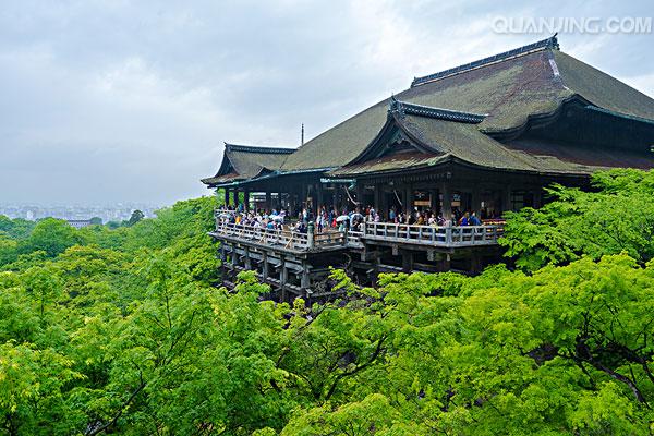 清水寺现今为京都旅游团最集中的地点,愈是最好的季节,愈是人满为患