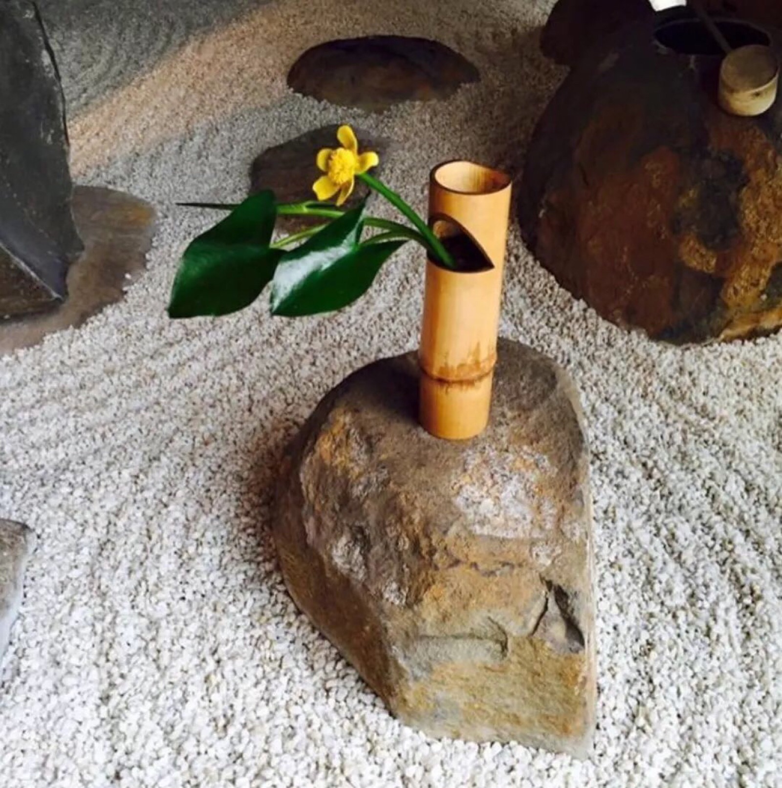 竹花筒是日本传统花道的器物,最早是从日本茶室发展起来的,中国淘宝上