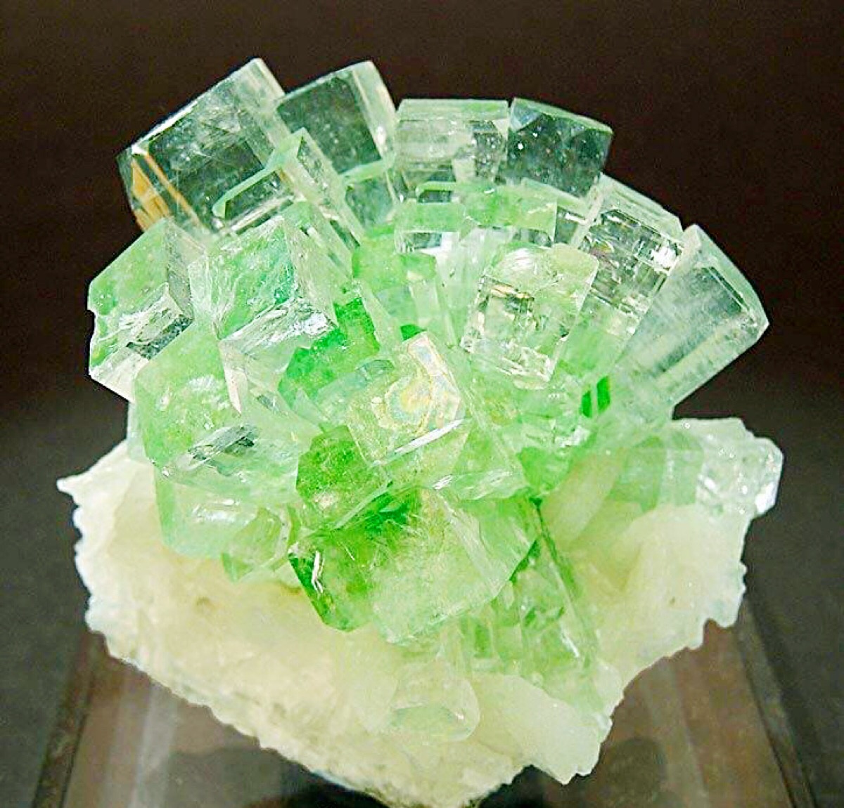 有个神奇名字的矿物 鱼眼石 apophyllite