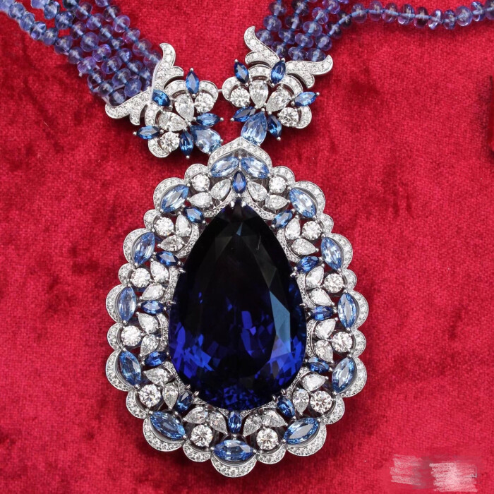今年,chopard推出了一个巨大的坦桑石作为主石的高级珠宝项链,中间的