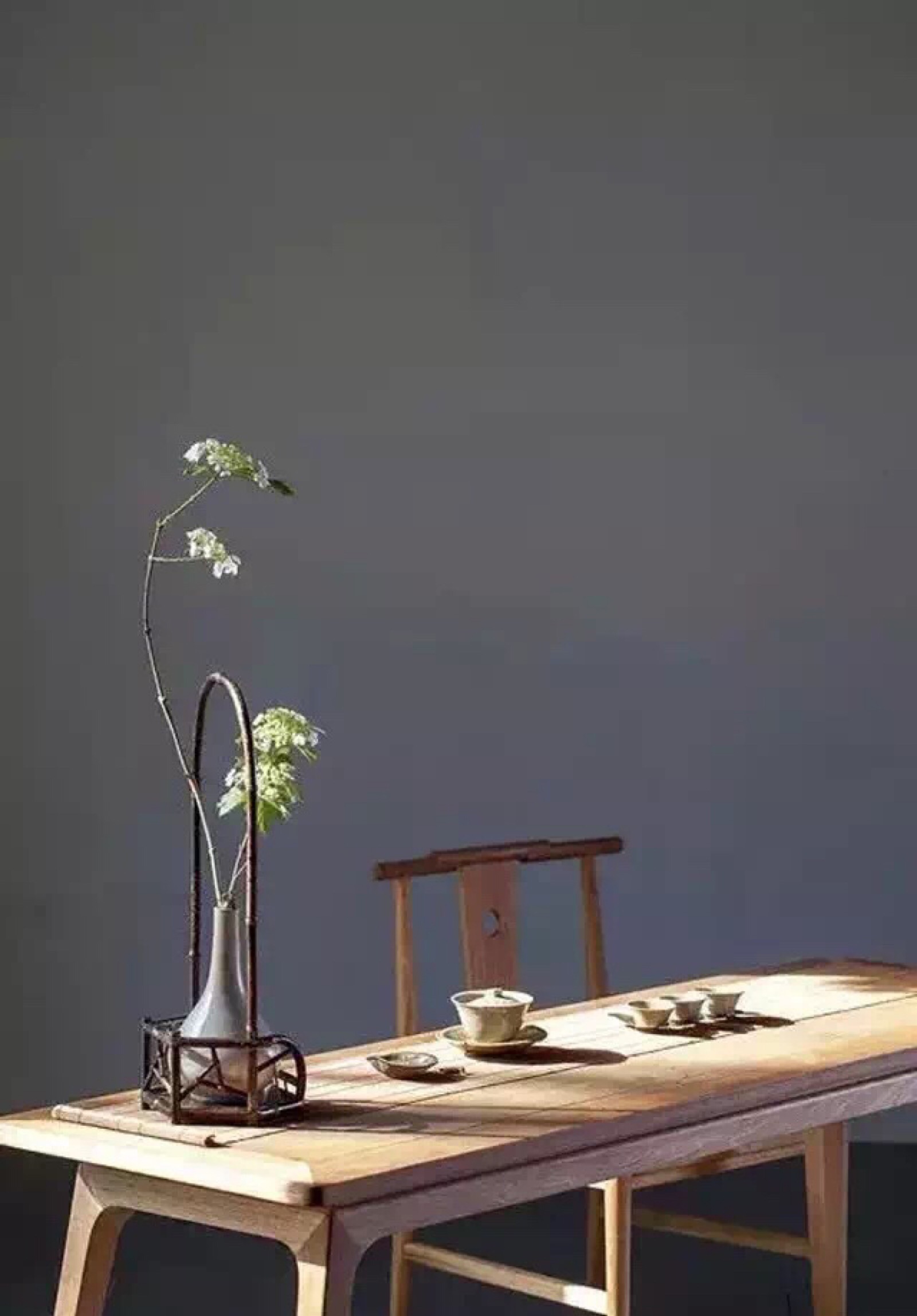 茶道中的插花艺术,能够古朴优雅地衬托出茶人素养与禅意,而有别于日本