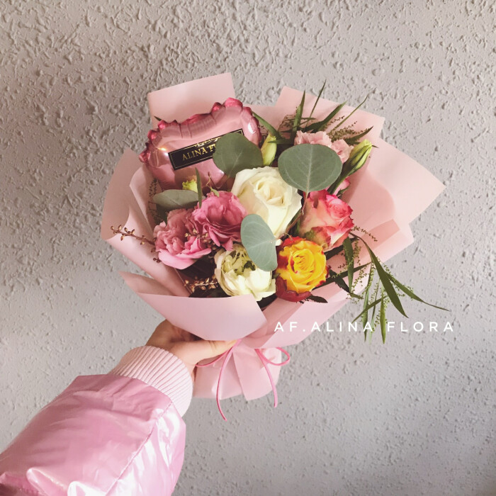 今天送人的小花束 粉白调 玫瑰花和桔梗 超级美