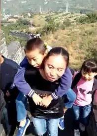 十一长假,爬长城的队伍里有一位背着儿子的母亲,9岁的儿子患有先天性